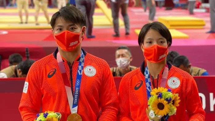 Dua pejudo Jepang, Hifumi Abe dan Uta Abe, menjadi kakak-adik pertama yang berhasil menyabet medali emas di kelas individu dalam pertarungan di Nippon Budokan, Tokyo, Minggu 25 Juli 2021.