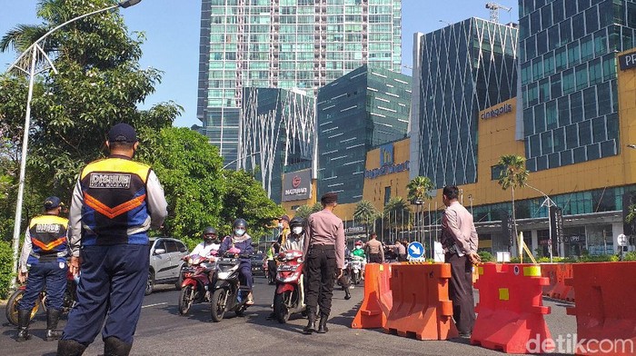 Sejumlah jalan di Surabaya tampak masih disekat di hari pertama perpanjangan PPKM level 4. Hanya kendaraan sektor esensial dan kritikal yang diizinkan lewat.