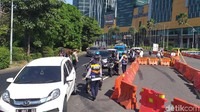 Namun kemacetan itu tak berlangsung lama, sebab petugas langsung memperbolehkan masuk kendaraan yang bisa menunjukan kartu identitas pekerja esensial dan kritikal. Sedangkan bagi kendaraan umum, mereka langsung diputarbalik dan langsung diarahkan di dua jalan alternatif atau jalan tikus. Dua jalan itu yakni Jalan Brigjen Katamso Waru dan Jalan Dukuh Menanggal.   
