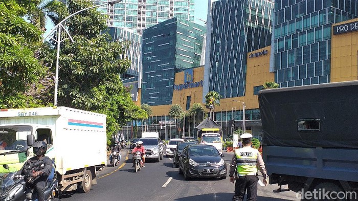 Sejumlah jalan di Surabaya tampak masih disekat di hari pertama perpanjangan PPKM level 4. Hanya kendaraan sektor esensial dan kritikal yang diizinkan lewat.