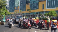 Hari pertama perpanjangan PPKM level 4 jalan sejumlah jalan di Kota Pahlawan masih disekat dan tidak ada pelonggaran. Salah satunya yakni di bundaran Waru arah masuk ke Surabaya, Senin (26/7/2021).