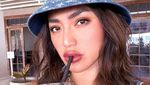 Gaya Seksi Jessica Iskandar Sarapan Bareng Jerapah dan Makan Gelato