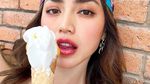 Gaya Seksi Jessica Iskandar Sarapan Bareng Jerapah dan Makan Gelato
