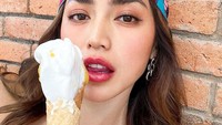 Gelato jadi makanan wajib dicicipi saat berlibur di Bali. Seperti Jedar yang menikmati gelato dengan rasa vanila dan mangga. Foto: Instagram @inijedar