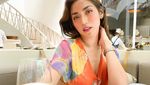 Gaya Seksi Jessica Iskandar Sarapan Bareng Jerapah dan Makan Gelato