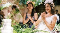 Ia sempat merayakan ulang tahunnya dengan acara yang meriah di Bali. Tentunya acara itu dikunjungi para sahabatnya. Foto: Instagram @inijedar