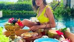 Gaya Seksi Jessica Iskandar Sarapan Bareng Jerapah dan Makan Gelato