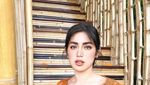 Gaya Seksi Jessica Iskandar Sarapan Bareng Jerapah dan Makan Gelato