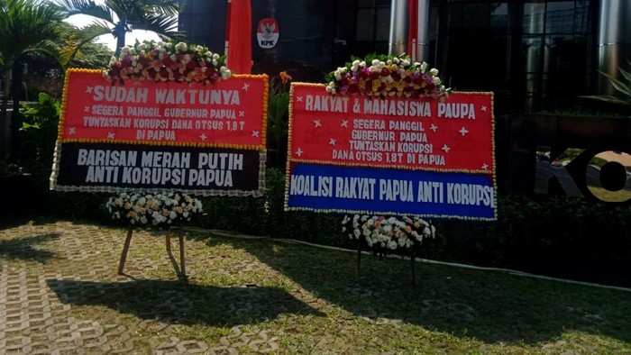 KPK kembali mendapatkan kiriman karangan bunga dari elemen Masyarakat dan Mahasiswa Papua. Apa sih isinya? Dukung KPK tuntaskan Korupsi di Papua.