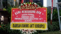 Dalam Karangan bunga yang dikirim bertuliskan meminta KPK segera periksa Gubernur Papua dalam kasus dugaan Korupsi dana Otsus (Otonomi Khusus) yang merugikan keuangan negara Rp 1,8 Triliun.