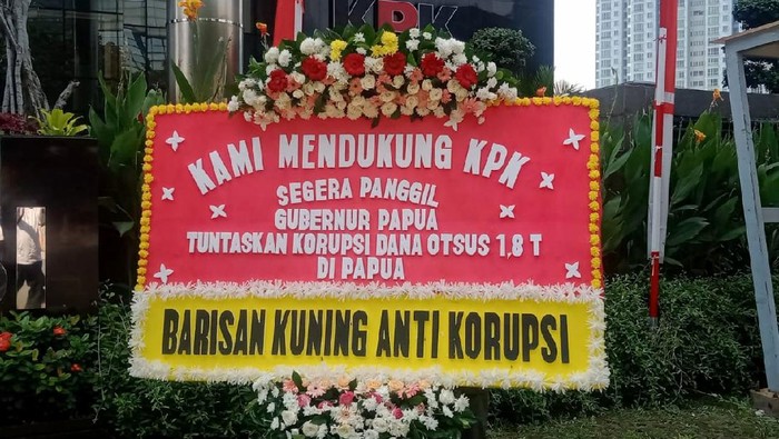 Karangan Bunga untuk Dukung KPK KPK kembali mendapatkan kiriman karangan bunga dari elemen Masyarakat dan Mahasiswa Papua. Apa sih isinya? Dukung KPK tuntaskan Korupsi di Papua.
