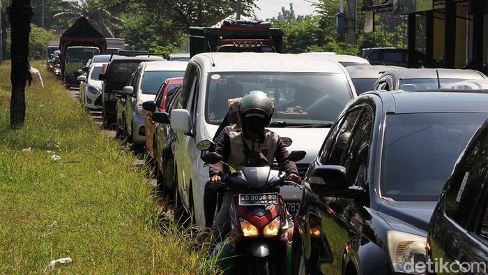 Kemacetan di Sukoharjo Imbas Penyekatan Jalan PPKM Kemacetan terjadi di Jalan Proklamasi Sukoharjo, Jawa Tengah, Senin (26/7). Kemacetan diakibatkan penyekatan di jalan Ir. Soekarno imbas penerapan PPKM.