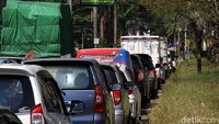 Pengendara akhirnya banyak yang memutar ke jalan Raya Baki- Solo untuk menuju pusat bisnis atau sentra bisnis Solo Baru.