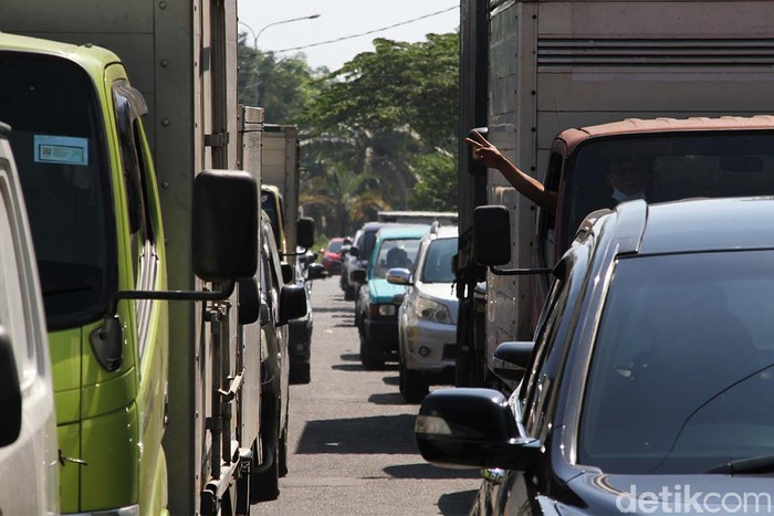 Kemacetan terjadi di Jalan Proklamasi Sukoharjo, Jawa Tengah, Senin (26/7). Kemacetan diakibatkan penyekatan di jalan Ir. Soekarno imbas penerapan PPKM.