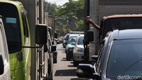 Para pengendara terjebak macet di jalan Proklamasi kawasan Madegondo di Sentra Bisnis Solo Baru, Sukoharjo, Jawa Tengah, Senin (26/7).