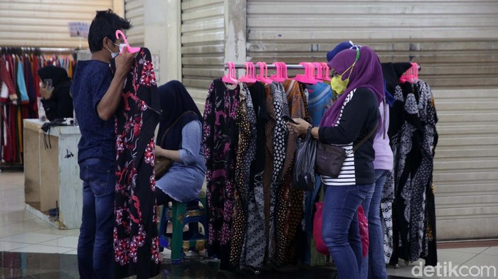 PPKM Level 4 diperpanjang dengan kelonggaran pada usaha kecil, termasuk Pasar Tanah Abang, Jakarta. Namun Pasar Tanah Abang masih terlihat sepi pengunjung.