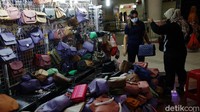 Dalam relaksasi PPKM level 4, sejumlah aturan diubah. Pasar rakyat yang menjual sembako sehari-hari diperbolehkan buka dengan protokol kesehatan yang ketat. Pasar rakyat yang menjual selain kebutuhan pokok bisa buka dengan kapasitas maksimum 50 persen dengan jam buka terbatas sampai pukul 15.00 WIB. Usaha-usaha kecil seperti pedagang kaki lima diizinkan buka dengan protokol kesehatan ketat sampai jam tertentu.