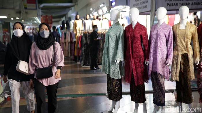 Kembali Dibuka, Pasar Tanah Abang Masih Sepi Pengunjung PPKM Level 4 diperpanjang dengan kelonggaran pada usaha kecil, termasuk Pasar Tanah Abang, Jakarta. Namun Pasar Tanah Abang masih terlihat sepi pengunjung.