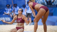 Atlet voli pantai putri Tim Latvia, Anastasija Kravcenoka saat melawan Tim Amerika Serikat saat penyisihan bola voli pantai putri Pool D pada hari ketiga Olimpiade Tokyo 2020 di Shiokaze Park, Senin (26/07/2021), di Tokyo, Jepang.