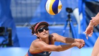 Aksi para atlet voli pantai putri saat menyelamatkan bola selama bertanding pada ajang Olimpiade Tokyo 2020.