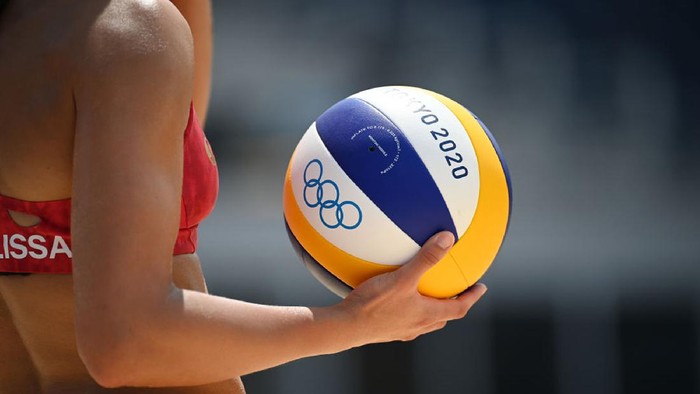 Ketika Atlet Voli Pantai Beraksi Menyegarkan di Siang Bolong Beginilah aksi para atlet voli pantai putri di arena Olimpiade Tokyo 2020, pada siang tengah hari bolong yang menyegarkan mata. Gimana?