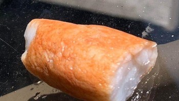 Batu yang tampak seperti potongan daging kaki kepiting. Foto: Brightside