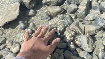 Saking jernih airnya membaut si batu seolah berkilau. Foto: Brightside