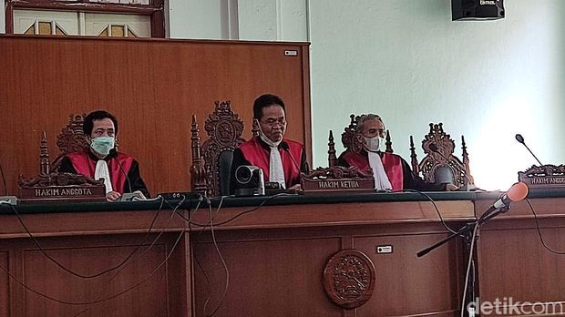 Majelis hakim saat memvonis Agung Sucipto 2 tahun penjara.
