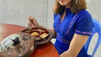 Momen makannya sering diunggah lewat media sosialnya ini. Salah satunya saat ia makan di restoran yang menyajikan makanan khas Myanmar. Foto: instagram Thet Htar Thuzar