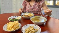 Dengan outfit sederhana bermotif bunga, Thet Htar Thuzar asyik menikmati makan siangnya. Ia lagi-lagi memilih menu makanan khas Myanmar. Tampilannya mirip bihun rebus. Foto: instagram Thet Htar Thuzar