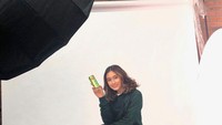 Fotonya memegang sekaleng minuman segar ini diambil ketika Thet Htar Thuzar membintangi iklan. Duduk santai dengan pose manis membuat siapapun yang melihat langsung ingin mencoba minumannya.  Foto: instagram Thet Htar Thuzar