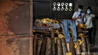 Anggota keluarga menyaksikan proses krematorium.