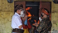 Menurut keterangan petugas, sejak kasus COVID-19 di Jakarta meningkat membuat jumlah permintaan kremasi jenazah juga meningkat.