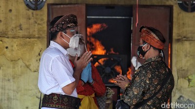 Melihat Proses Kremasi Jenazah COVID-19 di Jakarta Utara