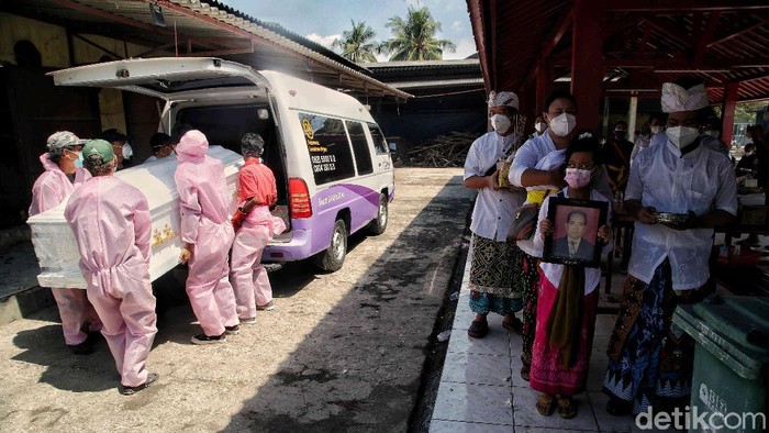 Melihat Prosesi Kremasi Jenazah COVID-19 di Jakarta Utara Sejumlah petugas membakar peti jenazah COVID-19 saat prosesi kremasi di Krematorium Cilincing, Jakarta Utara, Senin (26/7).
