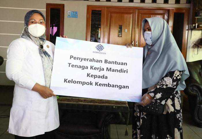 Menaker Memberikan Bantuan TKM