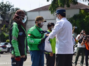Menhub Bagikan Sembako ke Driver Ojol hingga Angkot di Bogor
