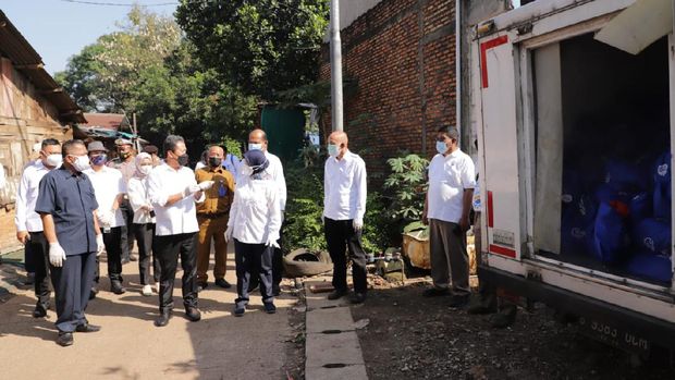Menteri Kelautan dan Perikanan Sakti Wahyu Trenggono membagikan bantuan berupa 1 ton ikan kembung di Bantargebang, Bekasi.