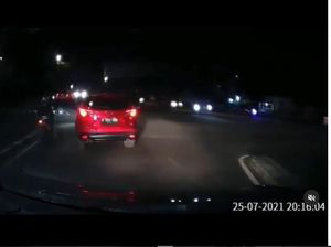 Duh! Pemobil Ngawur Asal Belok Nggak Kasih Sein, Seruduk Motor