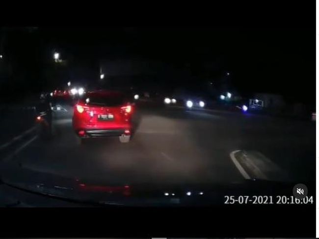 Duh! Pemobil Ngawur Asal Belok Nggak Kasih Sein, Seruduk Motor