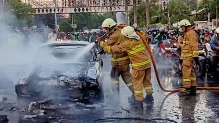 Mobil Mustang V8 terbakar di Pondok Indah, Kebayoran Lama, Jaksel (Dok.istimewa)