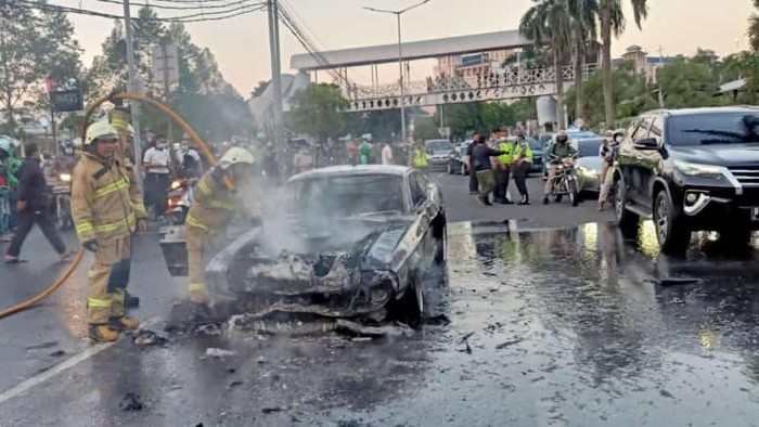 Mobil Mustang V8 terbakar di Pondok Indah, Kebayoran Lama, Jaksel (Dok.istimewa)