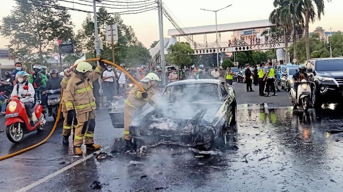 Mobil Mustang V8 terbakar di Pondok Indah, Kebayoran Lama, Jaksel (Dok.istimewa)