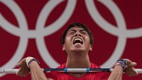 Lifter Indonesia Deni hanya mampu bertengger di posisi kesembilan klasemen dengan total angkatan 301 kg. 