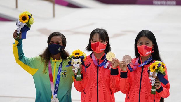 From left, silver medalist Rayssa Leal of Brazil, gold medalist Momiji Nishiya of Japan, center, and bronze medalist Funa Nakayama of Japan show their medals won in the women's street skateboarding finals at the 2020 Summer Olympics, Monday, July 26, 2021, in Tokyo, Japan. (AP Photo/Ben Curtis)