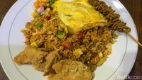 Jangan lupa tambahkan sate usus yang digoreng dengan balutan tepung krispi. Rasanya hampir mirip dengan kulit ayam, hanya saja lebih keras teksturnya. Foto: detikFood