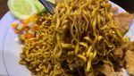 Makan Kenyang Nasi Goreng Teri Pete dan Kulit Ayam Goreng Crispy Enak