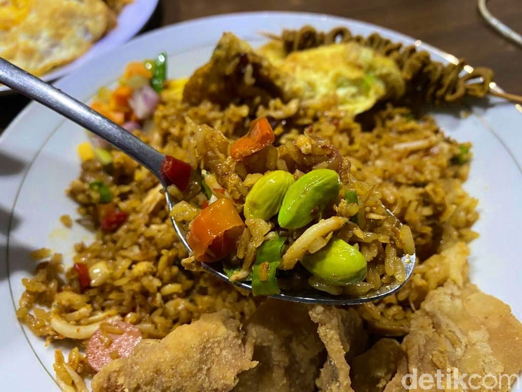 Nasi Goreng Receh : Makan Hemat Nasgor Pete Teri dan Nasgor Kulit Porsi Mantap