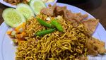 Makan Kenyang Nasi Goreng Teri Pete dan Kulit Ayam Goreng Crispy Enak