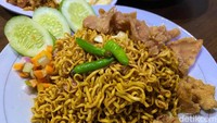 Selain menu nasi gorengnya yang enak, ternyata menu mie goreng di sini juga wajib dicoba. Porsinya sama-sama jumbo, bisa disantap untuk 1-2 orang. Menu mie andalan di sini ada Mie Goreng Rempah (Rp 25.000).  Foto: detikFood